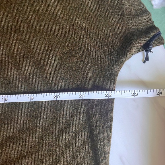 🏷️2/$20 - NWT Black Tape_ - Oversized Olive V Neck Sweater - Size S - Picture 5 of 6